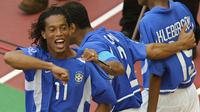 Ronaldinho (kiri) rayakan gol ke gawang Inggris di Piala Dunia 2002. (AFP/Toshifumi Kitamura)