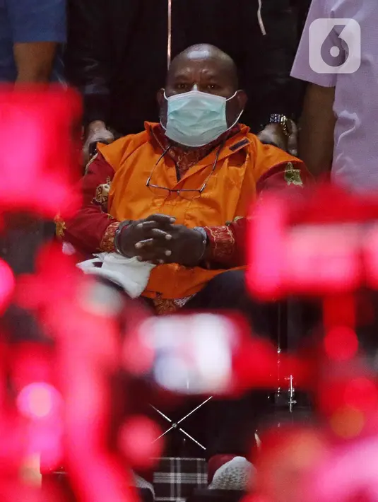 Gubernur Papua nonaktif, Lukas Enembe digiring petugas Komisi Pemberantasan Korupsi (KPK) menuju mobil tahanan usai menjalani pemeriksaan perdana pasca penahanan, Gedung Merah Putih KPK, Jakarta, Kamis (12/1/2023). Lukas Enembe akan ditahan selama 20 hari pertama hingga 30 Januari 2023 dalam kasus dugaan suap dan gratifikasi. (Liputan6.com/Helmi Fithriansyah)