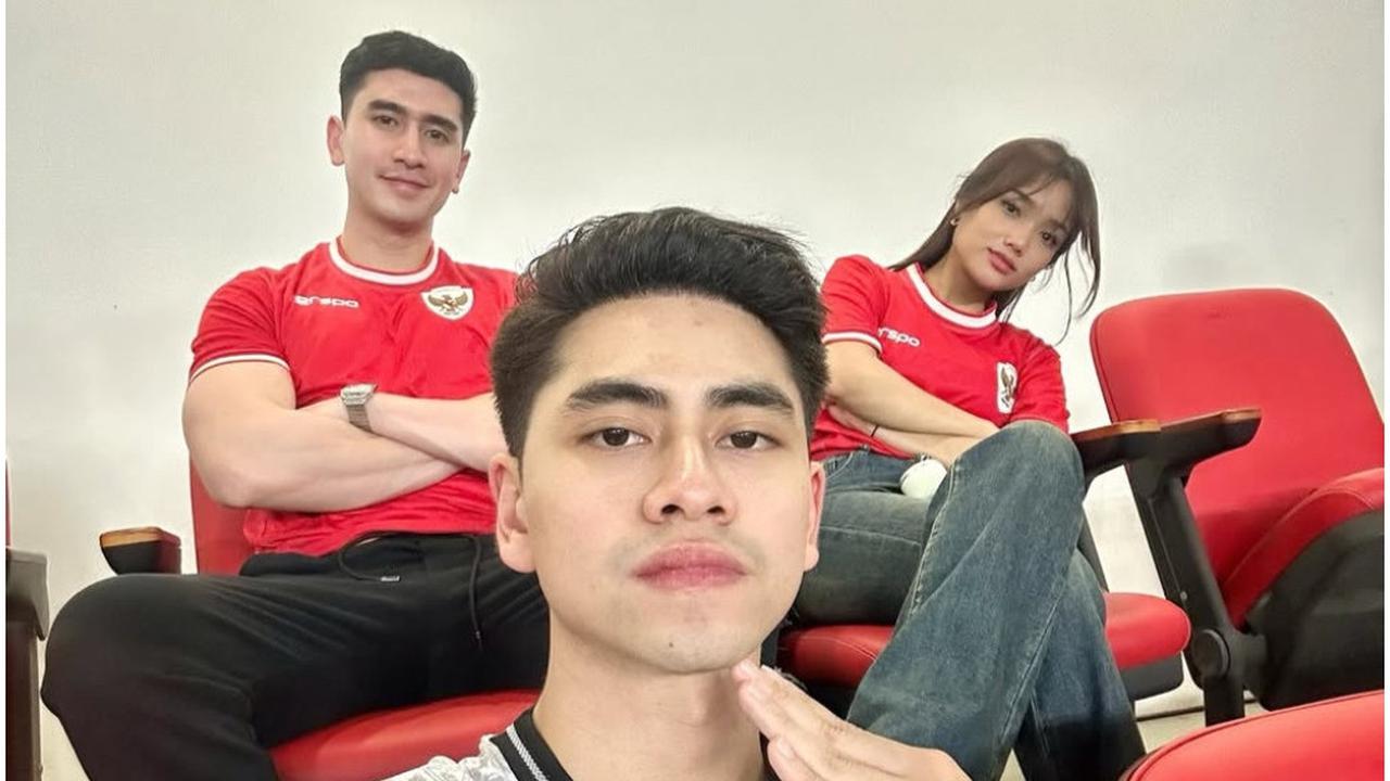 Makin Lengket, Potret Fuji & Verrell Bramasta Kompak Nobar Timnas Indonesia Vs China di GBK