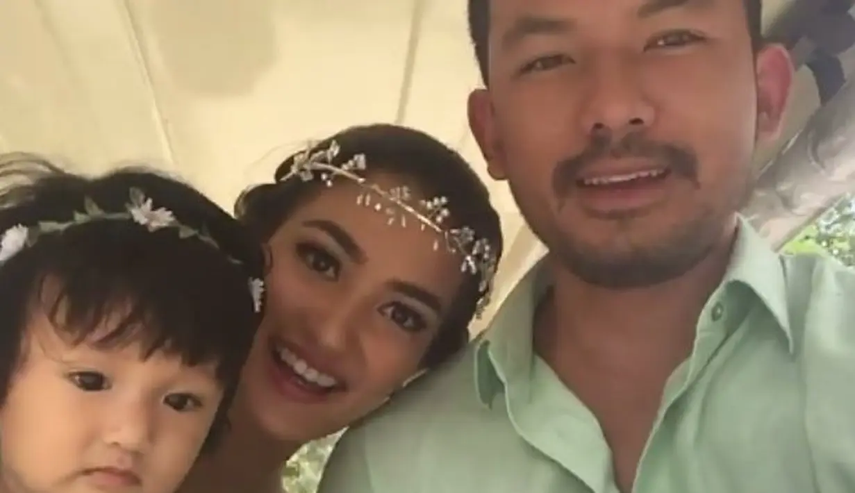 Salma Jihanne Putri Dewanto, anak pasangan dari Rio Dewanto dan Atiqah Hasiholan ini yang sangat menggemaskan saat menjadi Brides Maid cilik di pernikahan Chicco dan Putri. (Instagram/salmajihane.putridewanto.fb)