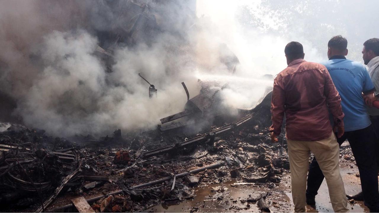 Pesawat Air India jatuh dan terbakar di Ahmedabad