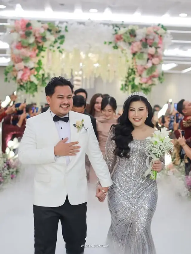 Boiyen Resmi Menikah, Intip Pesona Sang Komedian dalam Balutan Siger Sunda hingga Gaun Berpayet Mewah