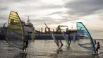 Sejumlah atlet layar berlatih saat pelatnas di Laut Jakarta, Kamis (24/5/2018). Cabang layar menargetkan dua medali emas pada Asian Games 2018. (Bola.com/Vitalis Yogi Trisna)