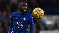 Pemain Chelsea dengan menit bermain terbanyak adalah Antonio Rudiger. Ia tercatat telah melakoni 47 penampilan di semua kompetisi dengan 4.230 menit bermain. Performanya yang konsisten menjadi faktor utama bek asal Jerman tersebut dimainkan oleh Thomas Tuchel. (AFP/Glyn Kirk)