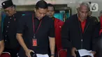 Ketua Dewan Pimpinan Pusat (DPP) Partai Demokrasi Indonesia Perjuangan (PDIP) bidang Reformasi Sistem Hukum Nasional, Ronny Talapessy (kedua kiri) bersama Ketua DPP PDIP Bidang Kehormatan Partai, Komarudin Watubun usai memberi keterangan terkait penetapan status tersangka pada Sekretaris Jenderal PDIP, Hasto Kristiyanto di Jakarta, Selasa (24/12/2024). (Liputan6.com/Herman Zakharia)
