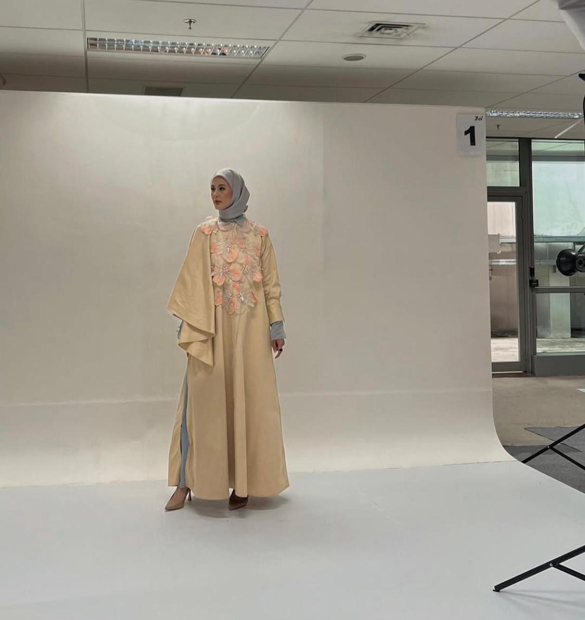 Dari Street Style ke Look Formal, Ini Inspirasi Hijab Paula Verhoeven yang Memikat