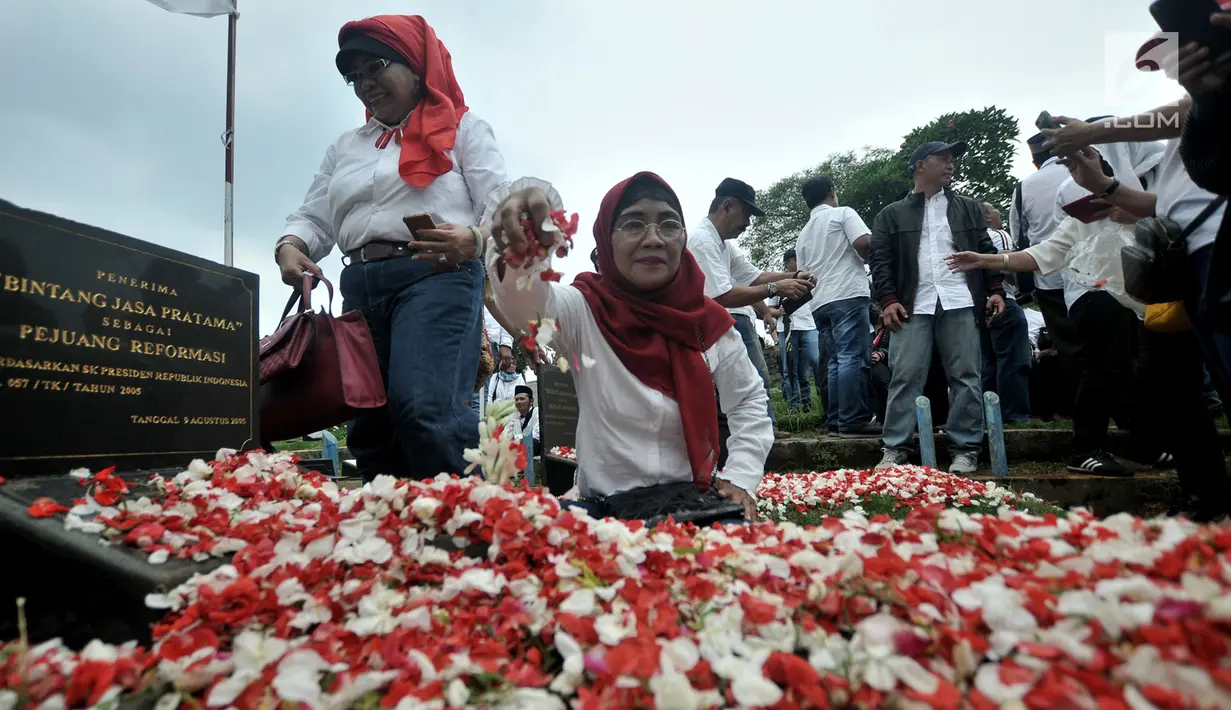 Aktivis 98 melakukan tabur bunga ke makam pejuang reformasi di Tanah Kusir, Jakarta, Minggu (12/5/2019). Kegiatan itu untuk mengenang kembali empat mahasiswa Universitas Trisakti yang meninggal karena tertembak saat melakukan aksi memperjuangkan reformasi pada Mei 1998. (merdeka.com/Iqbal S Nugroho)