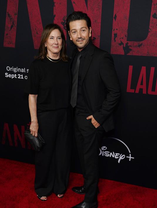 <p>Diego Luna dan produser eksekutif Andor, Kathleen Kennedy. (AP Photo/Chris Pizzello)</p>