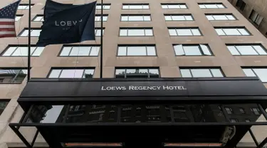 Suasana Hotel Loews Regency, di mana  FBI menggeledah kantor  pengacara pribadi Presiden AS Donald Trump, Michael Cohen di Manhattan, New York City, Senin (9/4). FBI menyita beberapa dokumen terkait bintang porno Stormy Daniels. (Drew Angerer/AFP)