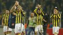 Bek Fenerbahce, Martin Skrtel, bersama rekan-rekannya menyapa suporter usai menaklukkan MU pada laga Liga Europa di Saracoglu Stadium, Turki, Kamis (3/11/2016). MU kalah 1-2 dari Fenerbahce. (Reuters/Andrew Boyers)