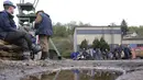 Penambang batu bara Bosnia menunggu di luar tambang mereka sebelum giliran kerja mereka di Zenica, Bosnia (29/5/2021).  Para penambang membawa makanan dari rumah untuk berbuka puasa harian 500 meter (1.640 kaki) di bawah permukaan. (AP Photo/Kemal Softic)