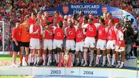 Arsenal menjalani 38 pertandingan Premier League 2003 - 2004 tanpa terkalahkan. Keberhasilan itu dikenal dengan sebutan The Invincible Arsenal (arsenalfc.com)