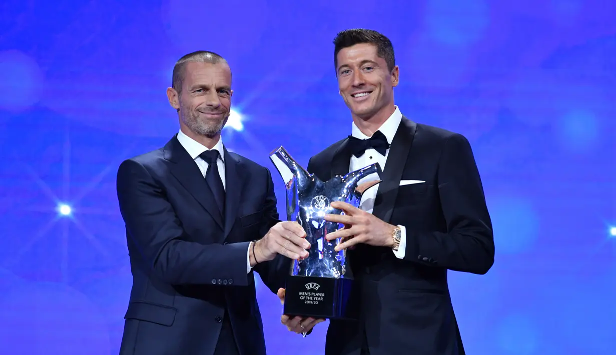 Penyerang Bayern Munchen, Robert Lewandowski menerima penghargaan Pemain Terbaik UEFA dari Presiden UEA Aleksander Ceferin dalam acara UEFA Awards di Genewa, Swiss (1/10/2020). (Harold Cunningham / AFP / UEFA)