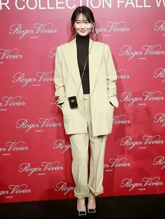 Kali ini, Shin Min-a mengenakan one set suit warna beige yang dipadukan dengan turtleneck warna hitam. Stylish effortless! (Instagram/weloveshinmina).