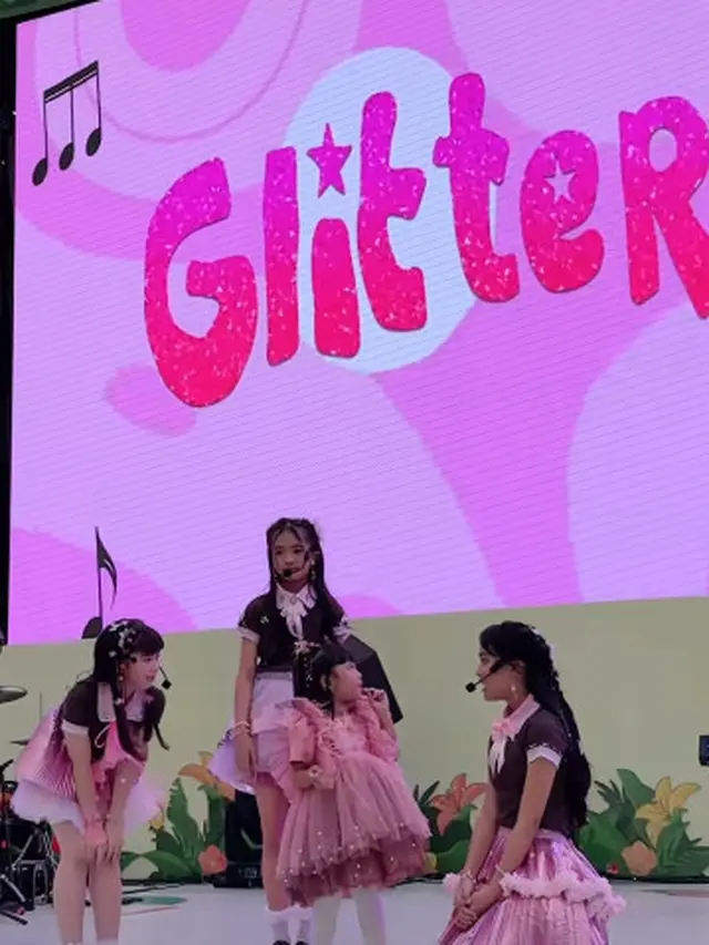 Momen Ameena Nyanyi di Atas Panggung (Foto: Instagram @aurelie.hermansyah/@attahalilintar/@ameenaatta)