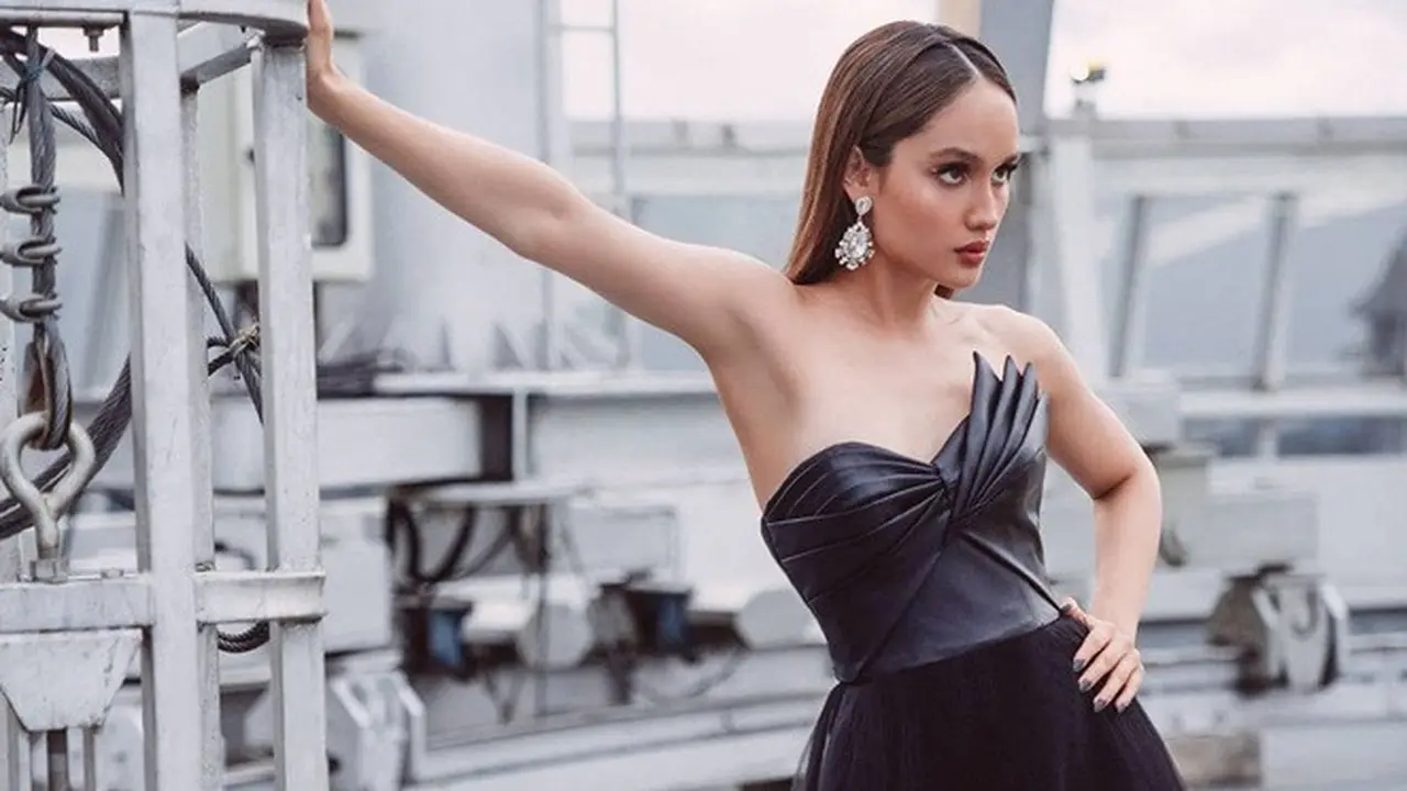 6 Pesona Cinta Laura dalam Pemotretan Bertema Black Swan, Memukau