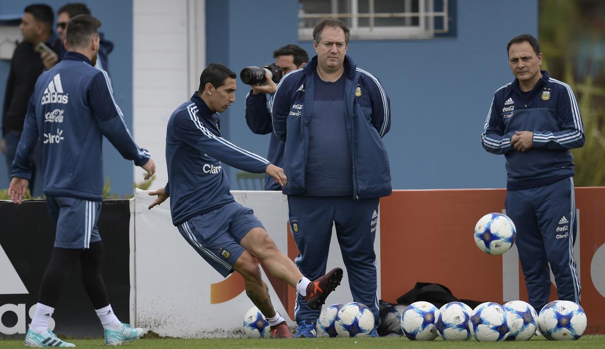 Angel Di Maria berlatih tendangan bebas saat sesi latihan jelang laga kualifikasi Piala Dunia 2018 di Ezeiza, Buenos Aires, (3/10/2017).  Argentina akan melawan Peru pada 6 oktober 2017. (AFP/Juan Mabromata)
