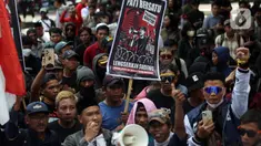 Puluhan warga yang tergabung dalam Aliansi Masyarakat Pati Bersatu berunjuk rasa di depan gedung Merah Putih Komisi Pemberantasan Korupsi (KPK), Jakarta, Senin (1/9/2025). (Liputan6.com/Helmi Fithriansyah)