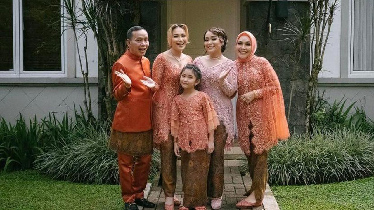 11 Gaya Ayu Ting Ting di Acara Lamaran Sang Adik, Tampil Memesona Pakai Kebaya