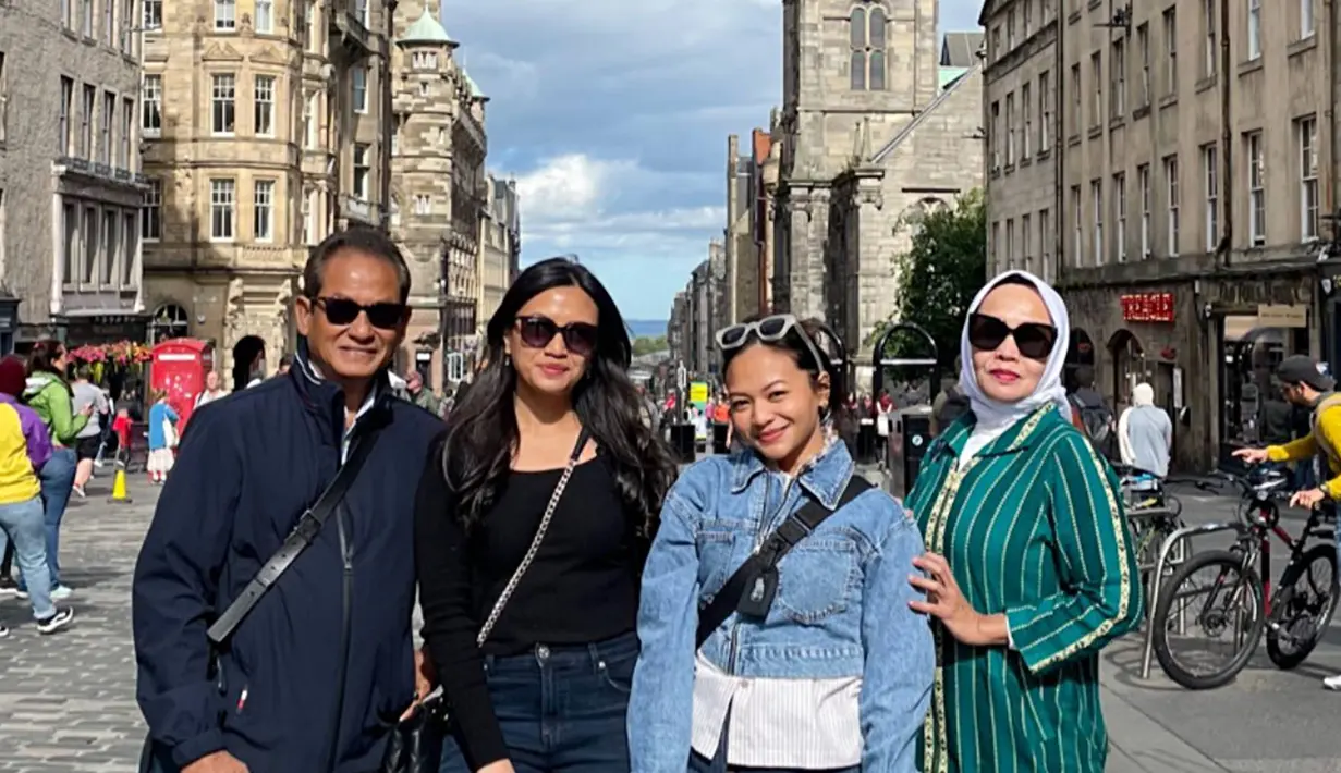 Liburan bareng keluarga, tentu akan kurang lengkap bila belum pose barang dalam mengabadikan momen. Kebersamaan Amel Carla dan keluarganya saat jalani liburan ini banyak menuai pujian dari netizen. (Liputan6.com/IG/@amelcarla)