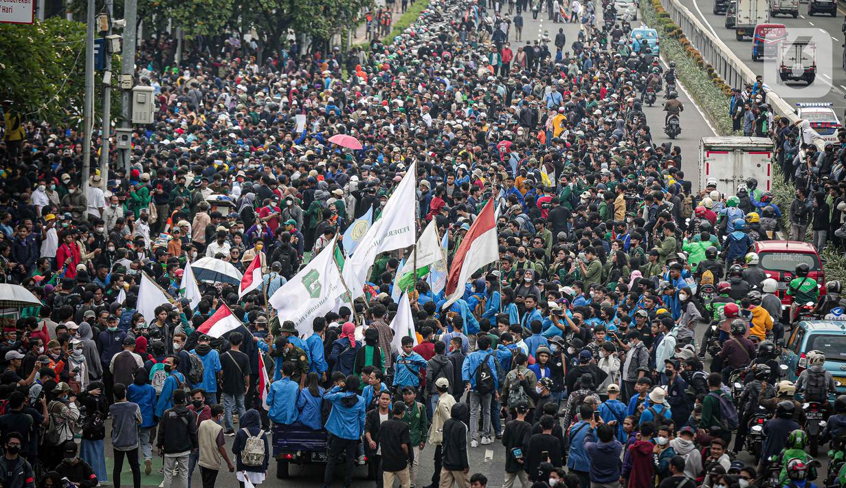 Massa mahasiswa sejumlah aliansi mulai mendatangi kawasan sekitar Gedung DPR untuk berunjuk rasa di Jakarta, Senin (11/4/2022). Diketahui, ada empat tuntutan yang disuarakan dalam aksi mahasiswa, salah satunya menolak penundaan pemilu 2024 atau masa jabatan 3 periode. (Liputan6.com/Faizal Fanani)
