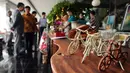 Sejumlah hasil kerajinan warga binaan dipamerkan pada Napi Craft 2015 di Kuningan, Jakarta, Senin (21/12/2015). Napi Craft 2015 memamerkan beragam hasil kreativitas warga binaan dari 12 Divisi Pemasyarakatan. (Liputan6.com/Helmi Fithriansyah)