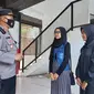 Kapolsek Banyuwangi Kota AKP Kusmin memberikan pengarahan kepada pemuda di Terminal Pariwisata Terpadu Banyuwangi (Hermawan Arifianto/Liputan6.com)