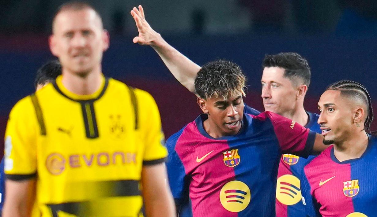 Raphinha, Robert Lewandowski, dan Lamine Yamal terus menunjukkan kekompakan dan ketajaman. Kini mereka menjadi salah satu trio paling tajam di dunia saat ini. (AP Photo/Emilio Morenatti)
