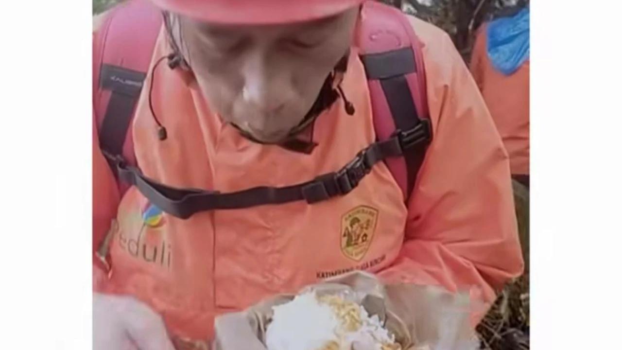 Momen Haru Tim SAR Makan Nasi Lauk Mie Instan Saat Evakuasi Korban Pesawat ATR 42-500