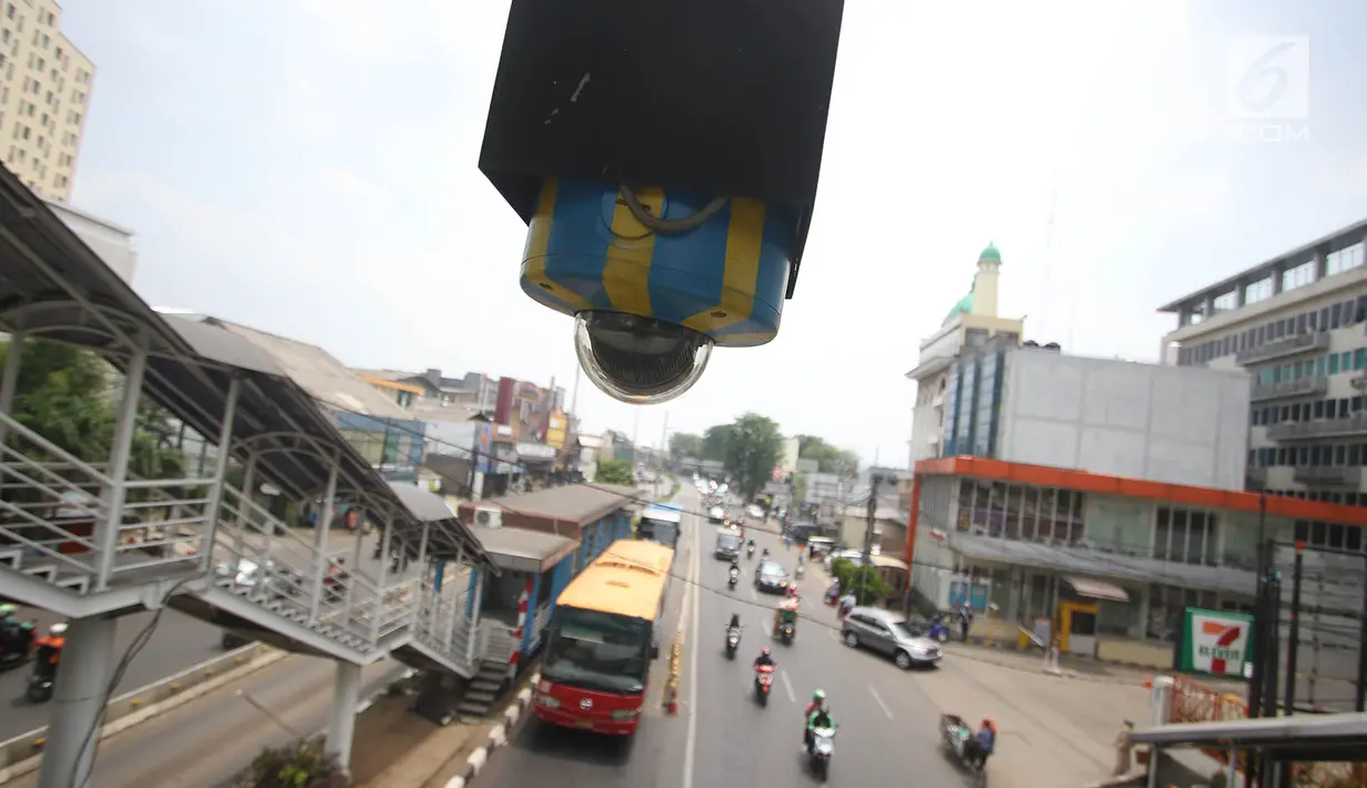 Closed Circuit Television (CCTV) terpasang di jembatan penyeberangan orang (JPO) Jalan Otista, Jakarta, Kamis (14/9). Ditlantas Polda Metro berencana menerapkan sistem tilang bagi pelanggaran lalu lintas menggunakan CCTV. (Liputan6.com/Immanuel Antonius)