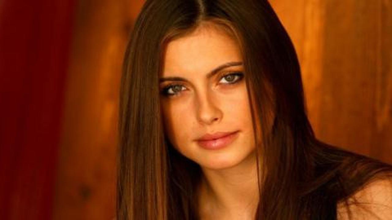 Lima perempuan di samping pesepakbola muslim dunia