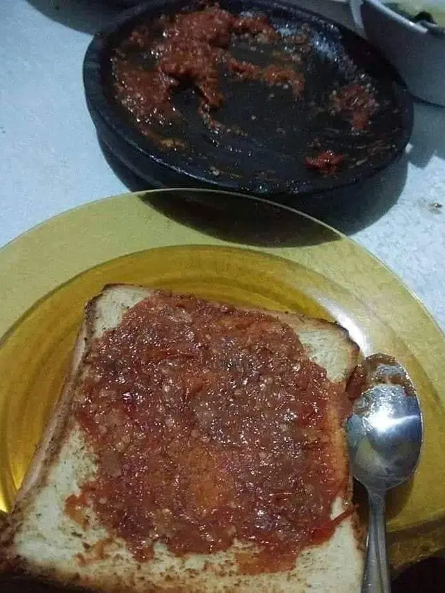 6 Potret Nyeleneh Orang Makan Sambal Ini Bikin Geleng Kepala