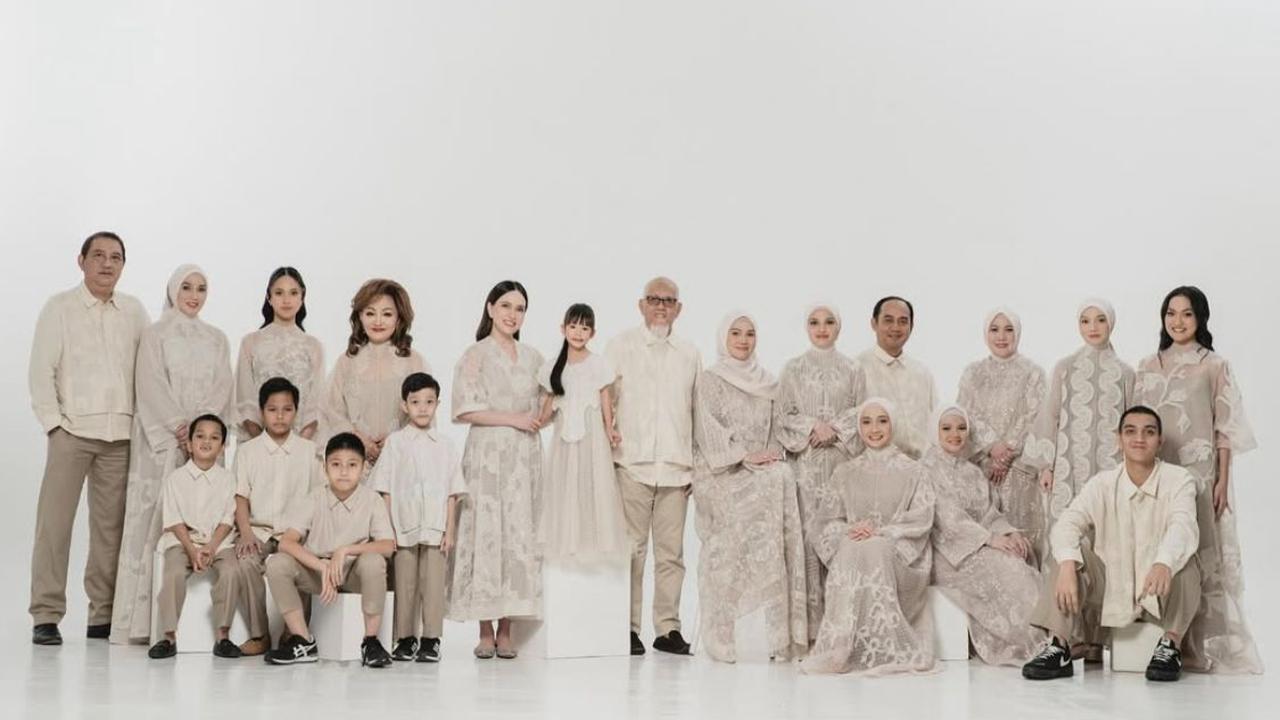 7 Potret Keluarga Besar Shandy Aulia yang Tampil Kompak dalam Busana Krem