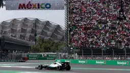 Mobil yang dikendarai pembalap tim Mercedes, Lewis Hamilton saat balapan F1 di Sirkuit Autodromo Hermanos Rodriguez, Mexico City, Meksiko (30/10). Hamilton yang bertindak sebagai pole seater, tidak memulai balapan dengan baik. (Reuters/Henry Romero)