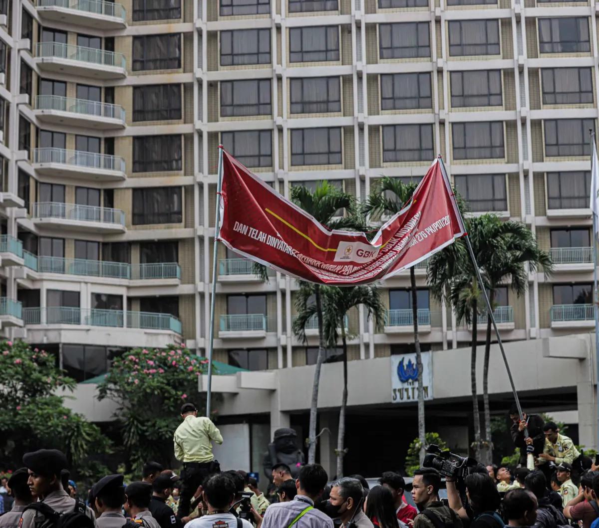 "Yang ada itu malah kebalikannya. Sejatinya negaralah yang dirugikan semenjak digunakannya Hotel Sultan dari awal yang penggunaannya hampir 50 tahun lebih," kata dia.
