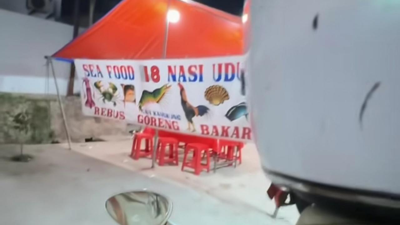 Bahagia dalam Kesederhanaan, 10 Potret Arie Kriting dan Indah Permatasari Makan Pecel Ayam di Warung Tenda - Romantis Boncengan Naik Vespa