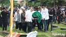 Ibunda Maxime meninggal dunia Pada Minggu (14/1) malam. Senin, (15/4) jenazah di makamkan di TPU Jeruk Purut, Jakarta Selatan. Kekasih Luna Maya itu tampak ikut mengotong keranda ibundanya. [KapanLagi.com/Budy Santoso]