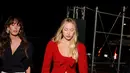 Lila Moss tampil kasual mengenakan blazer berpita merah dipadukan celana denim. Gayanya semakin stunning dengan membawa tas Valentino Gravani Panthea warna hitam. [Dok. Valentino]