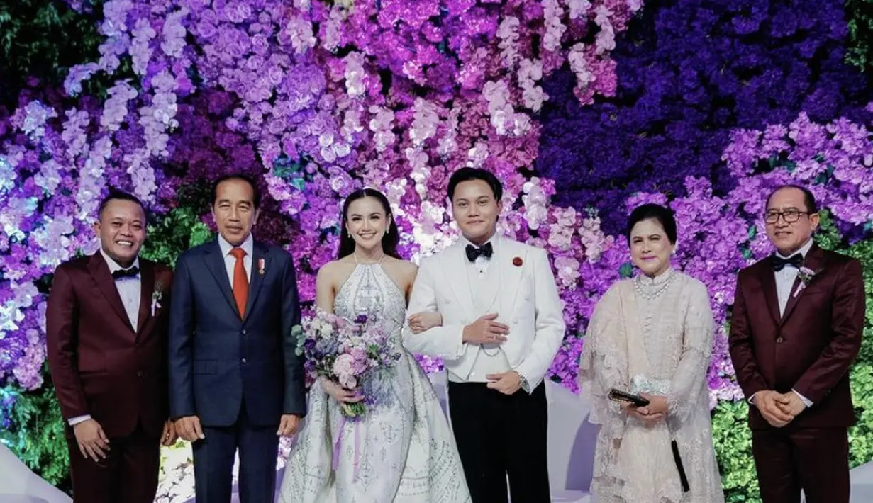 Gaun lainnya saat resepsi pernikahan Mahalini di Jakarta. Gaun megah tersebut memamerkan siluet bahu indah Mahalini. Gaun indah dan grande ini rancangan Hian Tjen. [Foto: Instagram/ Mahalini]