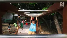 Ekspresi seorang anak saat bermain di Ruang Publik Terpadu Ramah Anak (RPTRA) Ramli, Jakarta Selatan, Senin (23/10). Pemkot Jakarta Selatan pada 2018 akan membangun 10 RPTRA dengan biaya APBD Rp 17 miliar. (Liputan6.com/Immanuel Antonius)