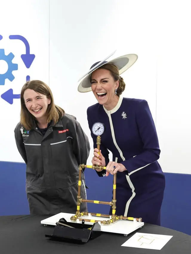 Tampilan Elegan Penuh Sentimental dari Kate Middleton dengan Dress Bergaya Maritim dan Perhiasan Putri Diana