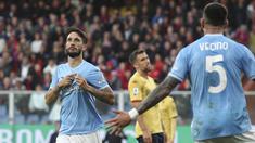 Pemain Lazio, Luis Alberto, melakukan selebrasi setelah mencetak gol ke gawang Genoa pada laga Liga Italia di Stadion Luigi Ferraris, Sabtu (20/4/2024). Lazio menang dengan skor tipis 1-0. (Tano Pecoraro/LaPresse via AP)