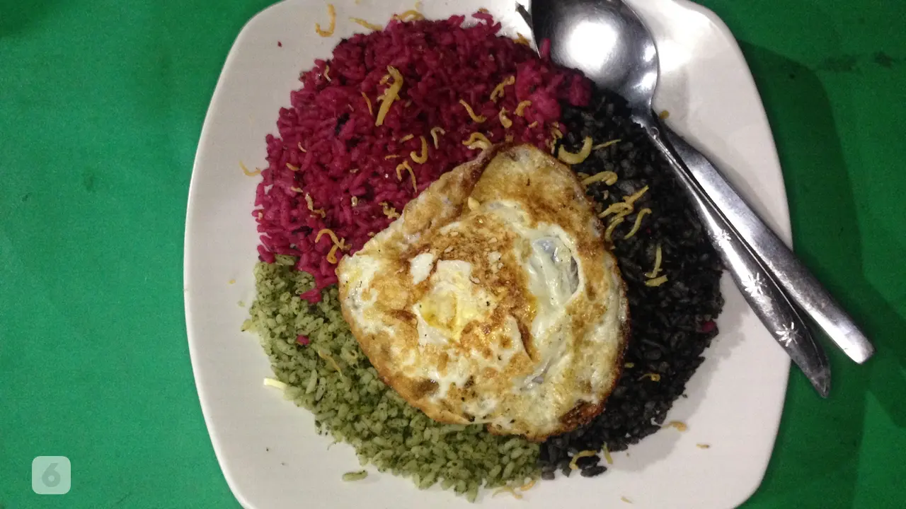 Kuliner Malam Jumat: Uniknya Nasi Goreng Warna-warni Kreasi Thole Kitchen
