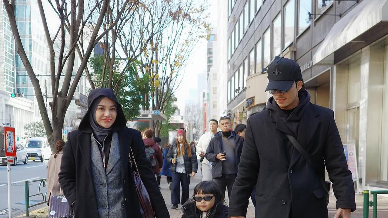 Liburan ke Luar Negeri, Gaya Ameena Anak Atta Halilintar Dan Aurel Hermansyah yang Stylish - Minta Divideoin Pengin Jadi Model