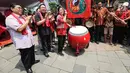 Menko PMK Puan Maharani didampingi politikus PDI Perjuangan Utut Adianto dan Charles Honoris memukul bedug pada pembukaan Festival Cap Go Meh 2570 di Seasons City, Jakarta,  Minggu (24/3). (Liputan6.com/Fery Pradolo)