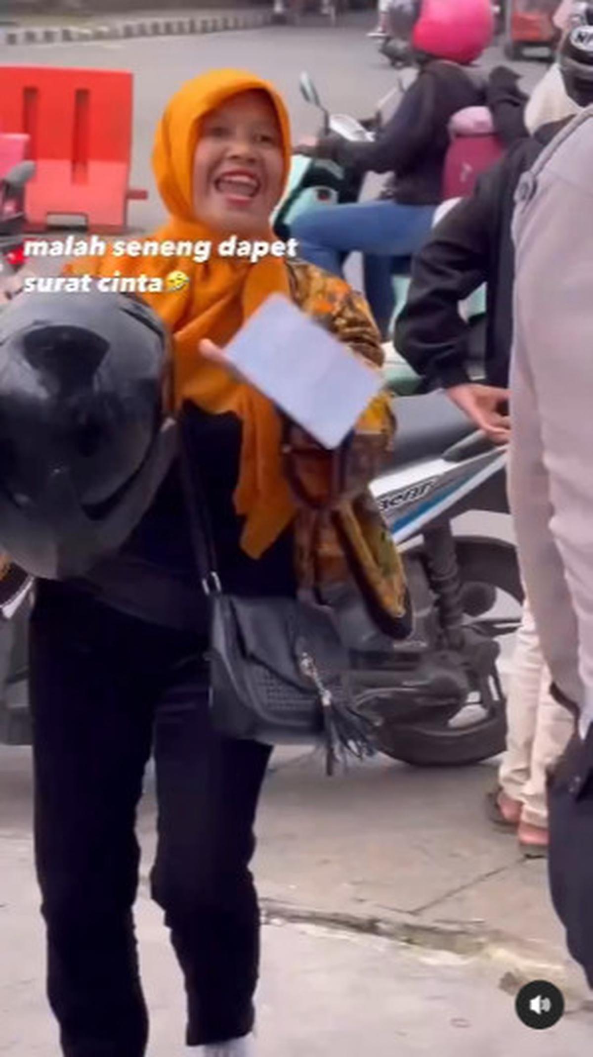 Ibu-Ibu ini Kegirangan Dapat 'Surat Cinta' dari Polisi Gara-Gara Tak Pakai Helm