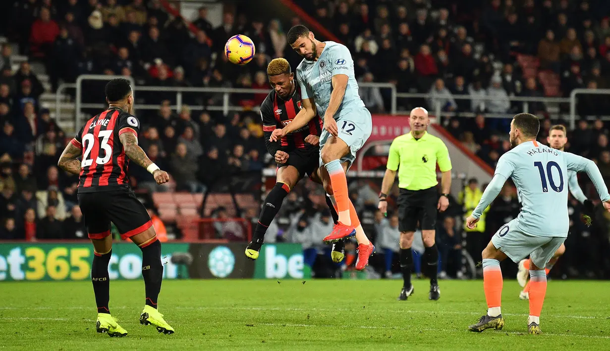 Gelandang Chelsea, Ruben Loftus-Cheek (tengah) menyundul bola ke arah gawang Bournemouth pada lanjutan pekan ke-24 Premier League 2018-2019 di Bournemouth, Inggris, Rabu (30/1). Chelsea kalah 4-0. (Glyn KIRK/AFP)
