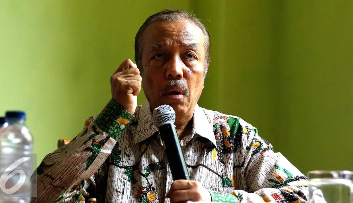 Komisioner Komisi Kepolisian Nasional (Kompolnas) Muhamad Nasser dalam diskusi bertajuk "Penegakan Hukum Tanpa Gaduh" di Warug Daun, Jakarta, Sabtu (5/9/2015). (Liputan6.com/Yoppy Renato)