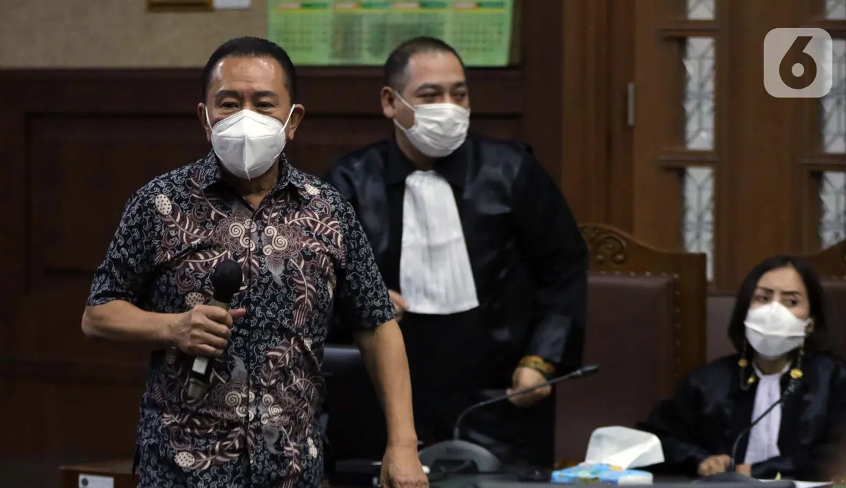 Terdakwa suap pengurusan fatwa MA serta penghapusan nama terpidana pengalihan hak tagih Bank Bali dari daftar red notice Polri, Djoko S Tjandra (kiri) saat sidang tuntutan di Pengadilan Tipikor Jakarta, Kamis (4/3/2021). Djoko Tjandra dituntut 4 tahun penjara. (Liputan6.com/Helmi Fithriansyah)