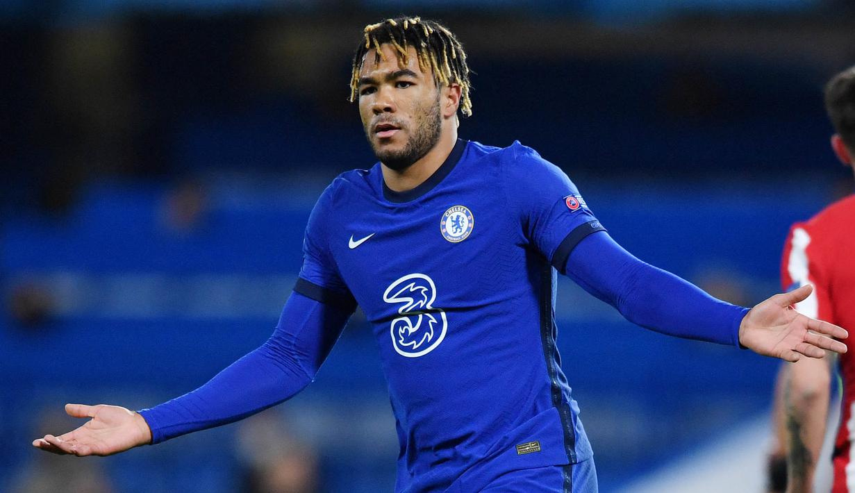 Reece James - Pemuda berusia 21 tahun ini menjadi pilihan utama di sektor kanan pertahanan Chelsea. Kecepatan, umpan akurat dan unggul dalam duel udara merupakan alasan iya menjadi salah satu bek kanan andalan di sepanjang musim ini. (Photo by Ben Stansall/AFP)